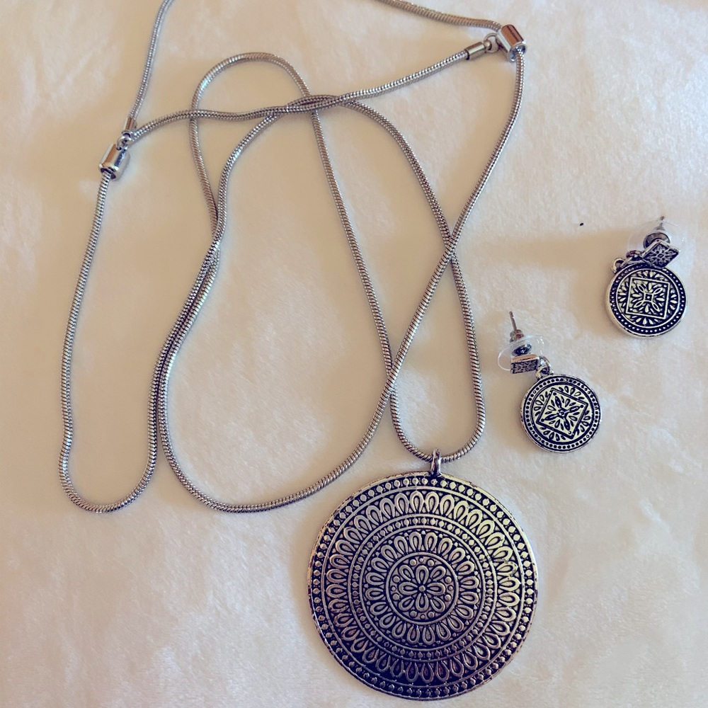 NWOT Necklace & Earrings Set